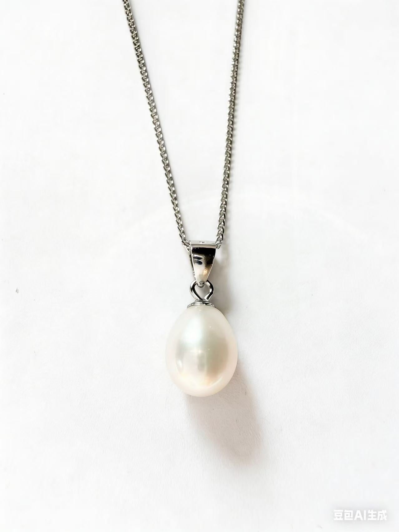 Baroque freshwater pearl pendant on a delicate 925 sterling silver chain, featuring a lustrous cream-white pearl.