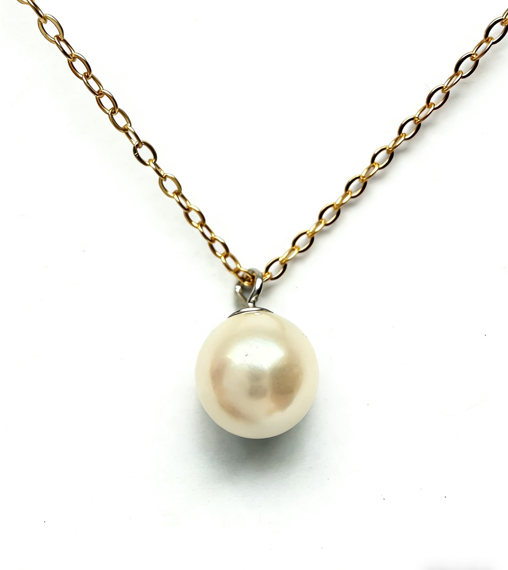 7mm round white Hepu saltwater pearl pendant on a delicate gold-plated chain.